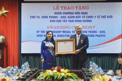 Director regional de OMS recibe Orden de Amistad de Vietnam 