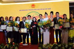 Vietnam prioriza la protección y educación a niños