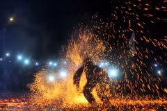 Grupo étnico minoritario vietnamita celebra danza tradicional de fuego