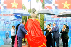 Develan busto de líder dominicano Juan Bosch en Vietnam 