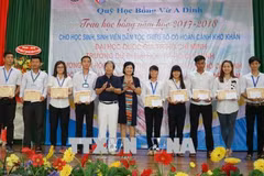 Entregaron becas “Vu A Dinh” para estudiantes de minorías étnicas en Vietnam