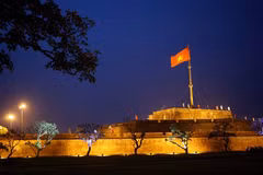 Iluminan Torre de Bandera en patrimonio cultural vietnamita