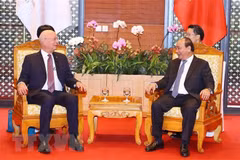 Premier vietnamita recibe al presidente ejecutivo del Foro Económico Mundial 