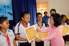 Fondo de becas Vu A Dinh brinda alegría a alumnos necesitados vietnamitas 