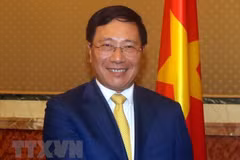 Vicepremier y canciller de Vietnam asiste al Foro empresarial con Reino Unido