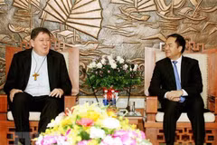 Alto funcionario de asuntos religiosos de Vietnam recibe a prefecto de Vaticano 