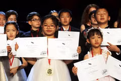 Niña vietnamita de siete años gana concurso musical en Nueva York 