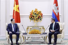 El presidente de la Asamblea Nacional de Vietnam, Tran Thanh Man (izquierda), se reúne con el primer ministro camboyano, Samdech Hun Manet. (Foto: VNA)