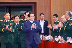 El primer ministro de Vietnam, Pham Minh Chinh, visita la Academia Nacional de Defensa (Foto: VNA)
