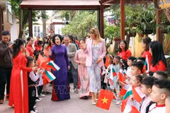 Nguyen Thi Minh Nguyet, esposa del presidente vietnamita Luong Cuong, y Desislava Radeva, esposa del presidente búlgaro Rumen Radev, visitan el Jardín de infancia Vietnam-Bulgaria en el distrito de Hai Ba Trung, en Hanoi. (Foto: VNA)