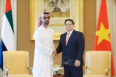 El primer ministro de Vietnam, Pham Minh Chinh, recibe al asesor de seguridad nacional de EAU y vicegobernador general de Abu Dabi, Tahnoun bin Zayed Al Nahyan (Foto: VNA)