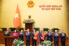 El primer ministro, Pham Minh Chinh; el presidente de la Asamblea Nacional, Tran Thanh Man; el titular del Frente de la Patria de Vietnam, Do Van Chien, y otros dirigentes entregan flores de felicitación al secretario general del Partido Comunista, To Lam, y al presidente del país, Luong Cuong. (Foto: VNA)