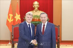 El secretario general del Partido Comunista de Vietnam, To Lam (derecha), recibe al secretario nacional del Partido Comunista Francés, Fabien Roussel. (Foto: VNA)