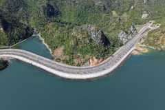 Recorren mar y montañas con ruta entre bahías de Ha Long y Bai Tu Long