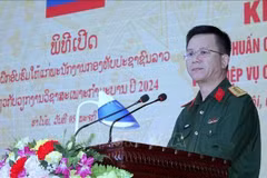 El coronel Nguyen Dinh Duc, encargado de la división de asuntos sindicales del Departamento General de Política del EPV, interviene en la cita (Foto: VNA)