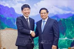 El primer ministro de Vietnam, Pham Minh Chinh (derecha), recibe al gobernador de la prefectura japonesa de Gunma, Yamamoto Ichita. (Foto: VNA)