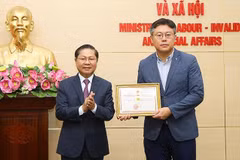 Honran al representante de Agencia Surcoreana para el Desarrollo de Recursos Humanos en Vietnam