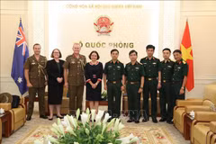Ministro de Defensa de Vietnam recibe a saliente embajadora australiana