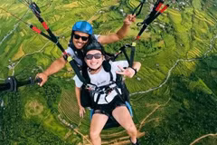 Cien pilotos vietnamitas y foráneos participan en Festival de Parapente Khau Pha