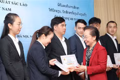 Vietnam entrega 200 becas a estudiantes de Laos