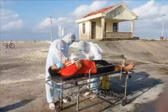 Operan con éxito a dos pescadores accidentados en el mar de Vietnam 