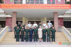 Agregados militares extranjeros visitan Comando Militar de provincia vietnamita 