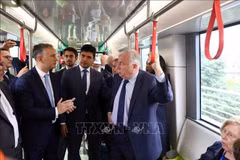 Presidente del Senado francés recorre por línea ferroviaria en Hanoi