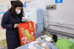 Obsequian libretas de seguros a personas menos favorecidas en Vietnam