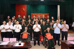 Premier vietnamita insta a implementar políticas preferenciales a personas con méritos revolucionarios