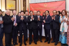Primer ministro de Vietnam se reúne con comunidad de connacionales en Bélgica