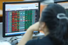 Bolsa de valores de Vietnam cae por debajo de mil 300 puntos