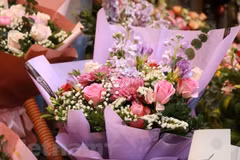 Florece mercado vietnamita de regalos por el Día Internacional de la Mujer
