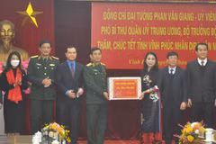 Ministro de Defensa de Vietnam otorga regalos a beneficiarios de políticas por Tet