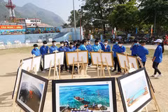 Organizan exposición fotográfica sobre soberanía marítima e isleña de Vietnam