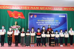 Entregan becas a alumnos con escasez económica en provincia vietnamita