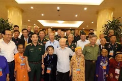 Vietnam presta atención a personas con méritos revolucionarios, afirma máximo dirigente partidista