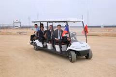 Premier checo visita planta de automóviles de Škoda Auto en localidad vietnamita