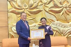 Conceden medalla conmemorativa de amistad al embajador de Kazajstán