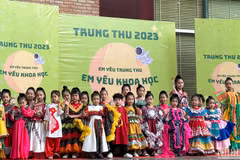 Celebran el Festival de Medio Otoño para niños en Hanoi