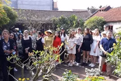 Diplomáticos extranjeros y turistas exploran el Tet vietnamita en la aldea de Duong Lam