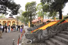 Imponentes esculturas de dragón en Palacio Kinh Thien