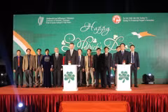 Puente vietnamita se ilumina con verde por Día de San Patricio de Irlanda