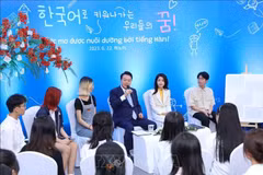 Presidente surcoreano conversa con estudiantes de la Universidad Nacional de Vietnam