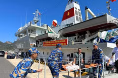 Marina vietnamita traslada a pescadores enfermos a parte continental