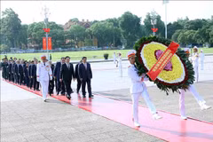 Dirigentes vietnamitas rinden homenaje a héroes del país