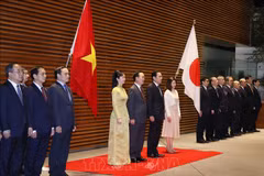 Premier japonés preside ceremonia de bienvenida al presidente vietnamita