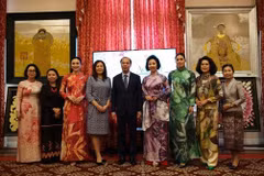 Presentan “ao dai” de Vietnam en Estados Unidos