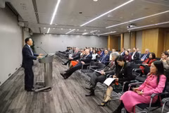 Cofundadores de organización británica de amistad reciben distinciones vietnamitas