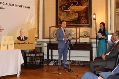 Amigos internacionales aprecian libro del secretario general Nguyen Phu Trong