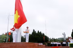 Ceremonia de izamiento de bandera en isla Co To con motivo de visita del Tío Ho